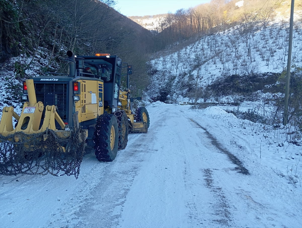 Trabzon, Rize, Giresun ve Artvin'de, kar nedeniyle yolu kapanan 265 yerleşim yerine ulaşım...