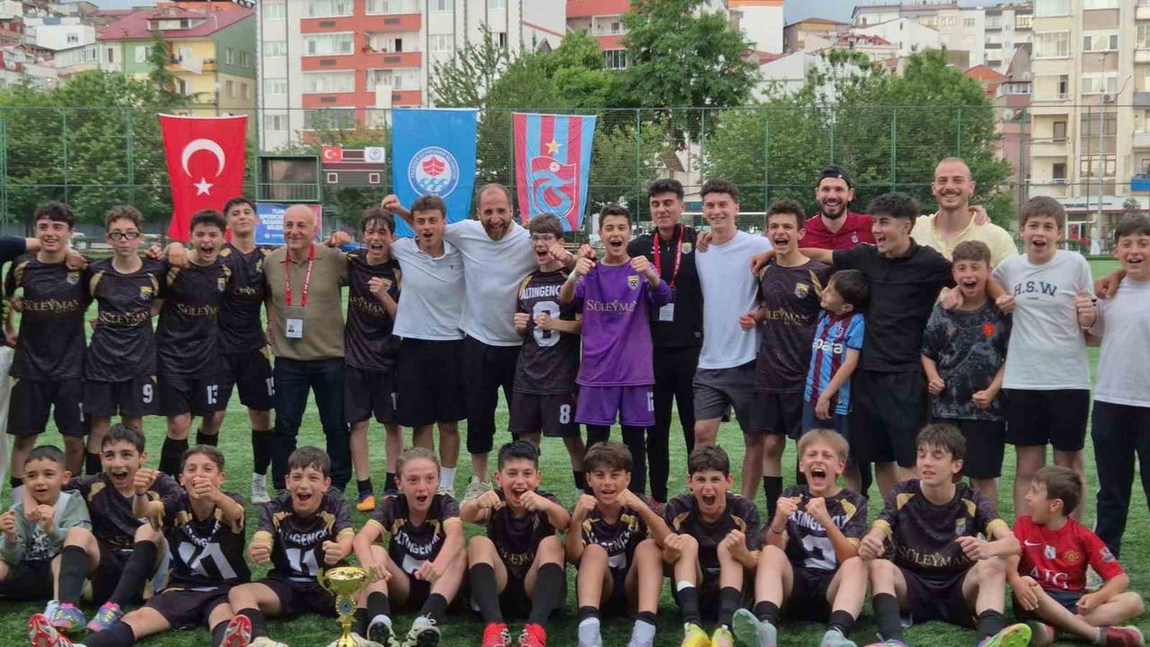 TRABZON U13 LİGİ’NDE ŞAMPİYONLUK KUPASI, FAROZ SAHASI’NDA NEFES KESEN FİNALİN ARDINDAN ALTIN...