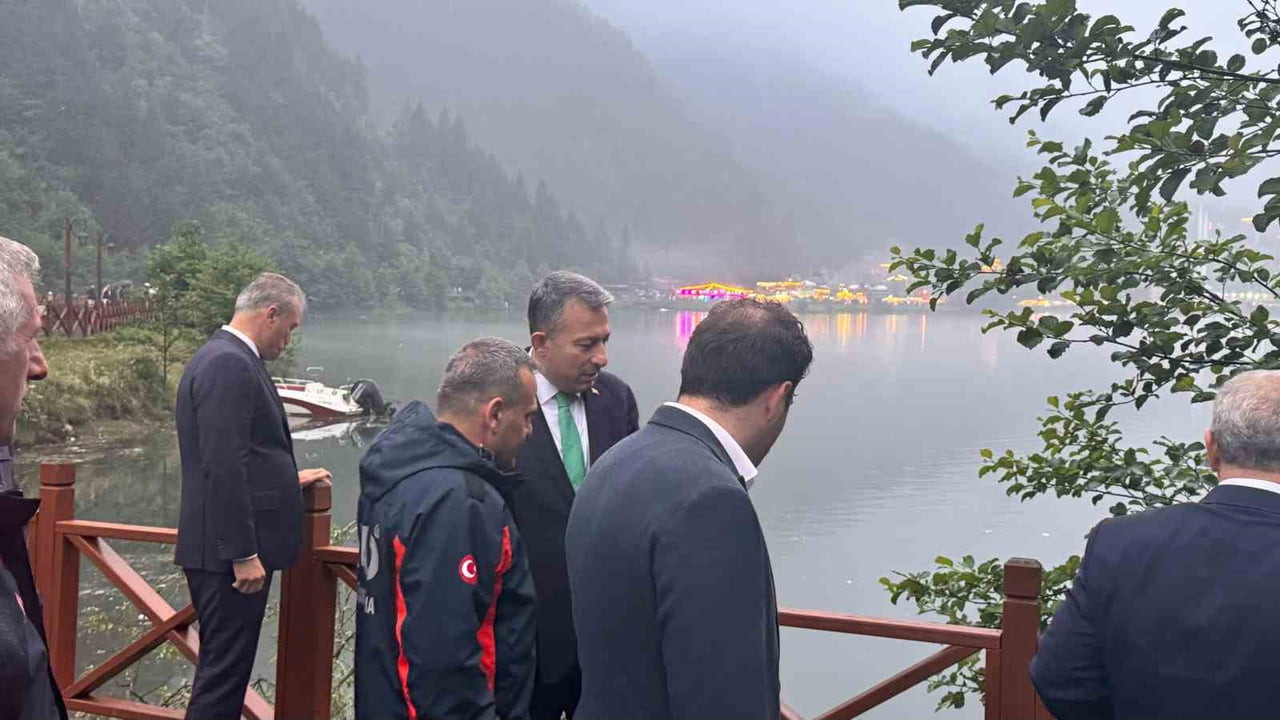 TRABZON VALİSİ TAHİR ŞAHİN OLAY YERİNE GELEREK İNCELEMELERDE BULUNURKEN, YETKİLİLERDEN BİLGİ...