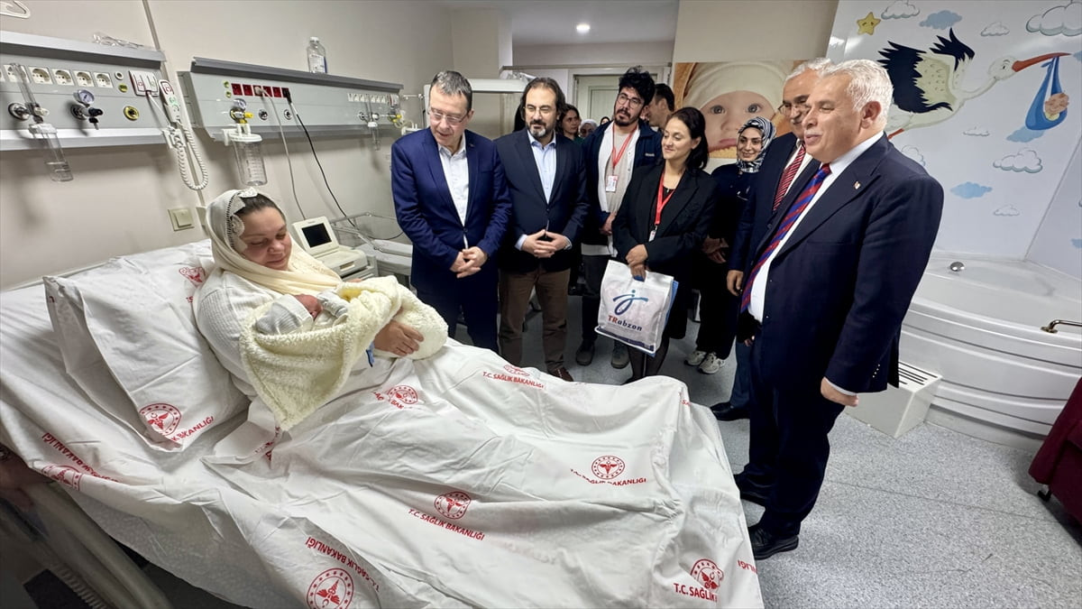 Trabzon'da, 2026 yılının ilk bebeği suda doğum yöntemiyle dünyaya geldi. Aileleri hastanede...