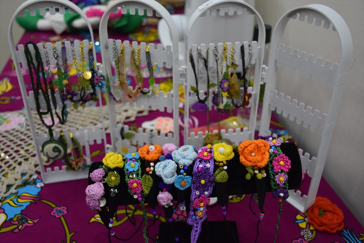 Trabzon'da 50 kadının ürettiği el emeği ürünler, Ortahisar Belediyesi El Sanatları Çarşısı'nda...