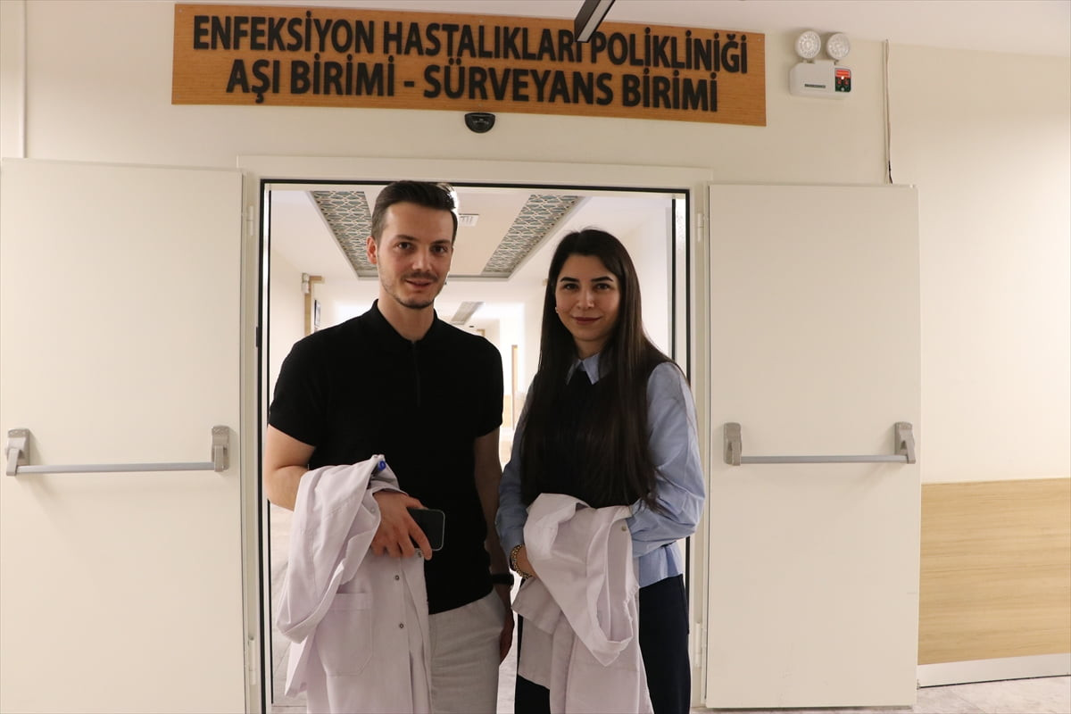 Trabzon'da asistanken tanışıp hayatlarını birleştiren enfeksiyon doktoru Nurten ve Murat Aydın...
