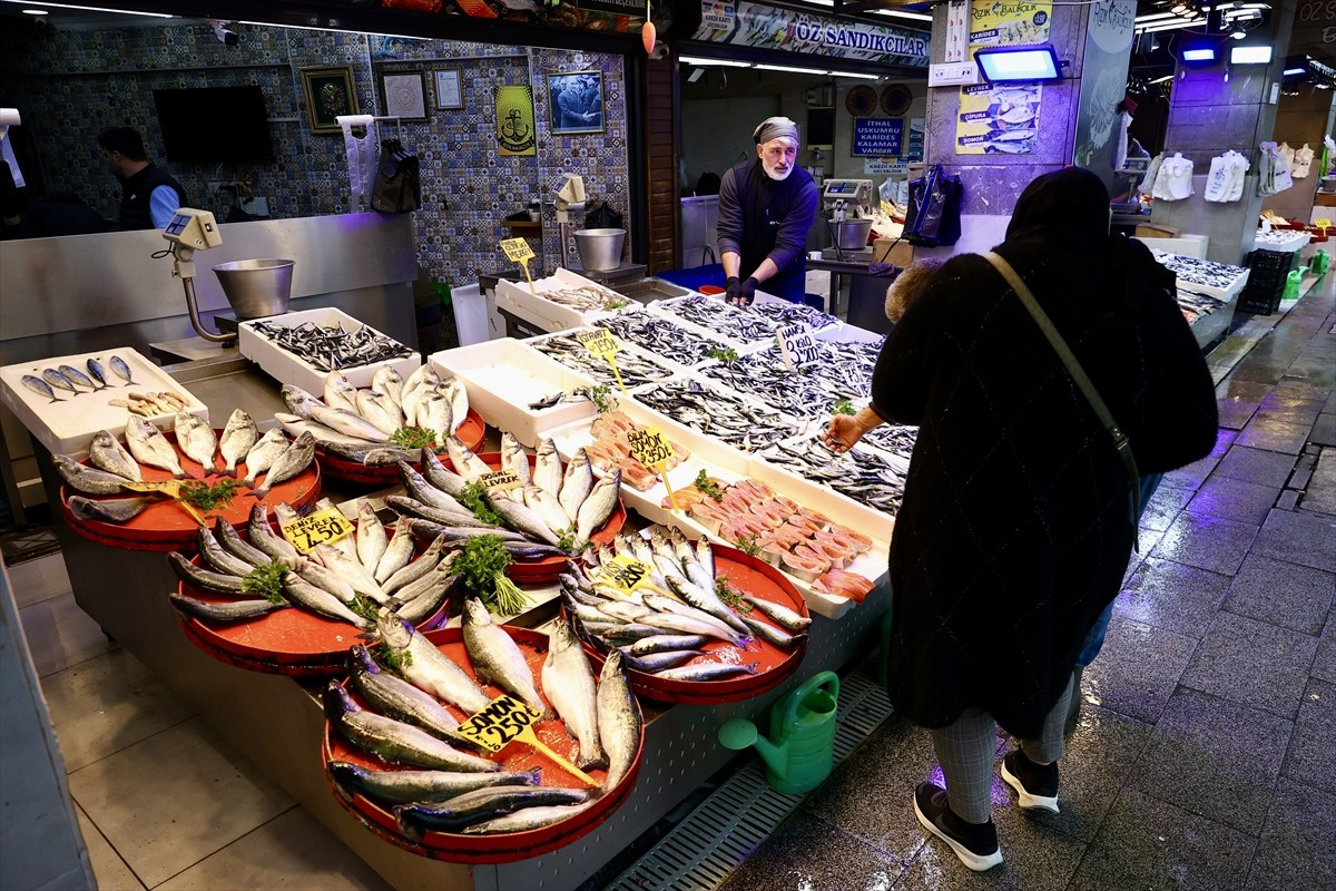Trabzon'da balıkçı tezgahlarını süsleyen hamsi kilogramı 75 liradan satışa sunuluyor.