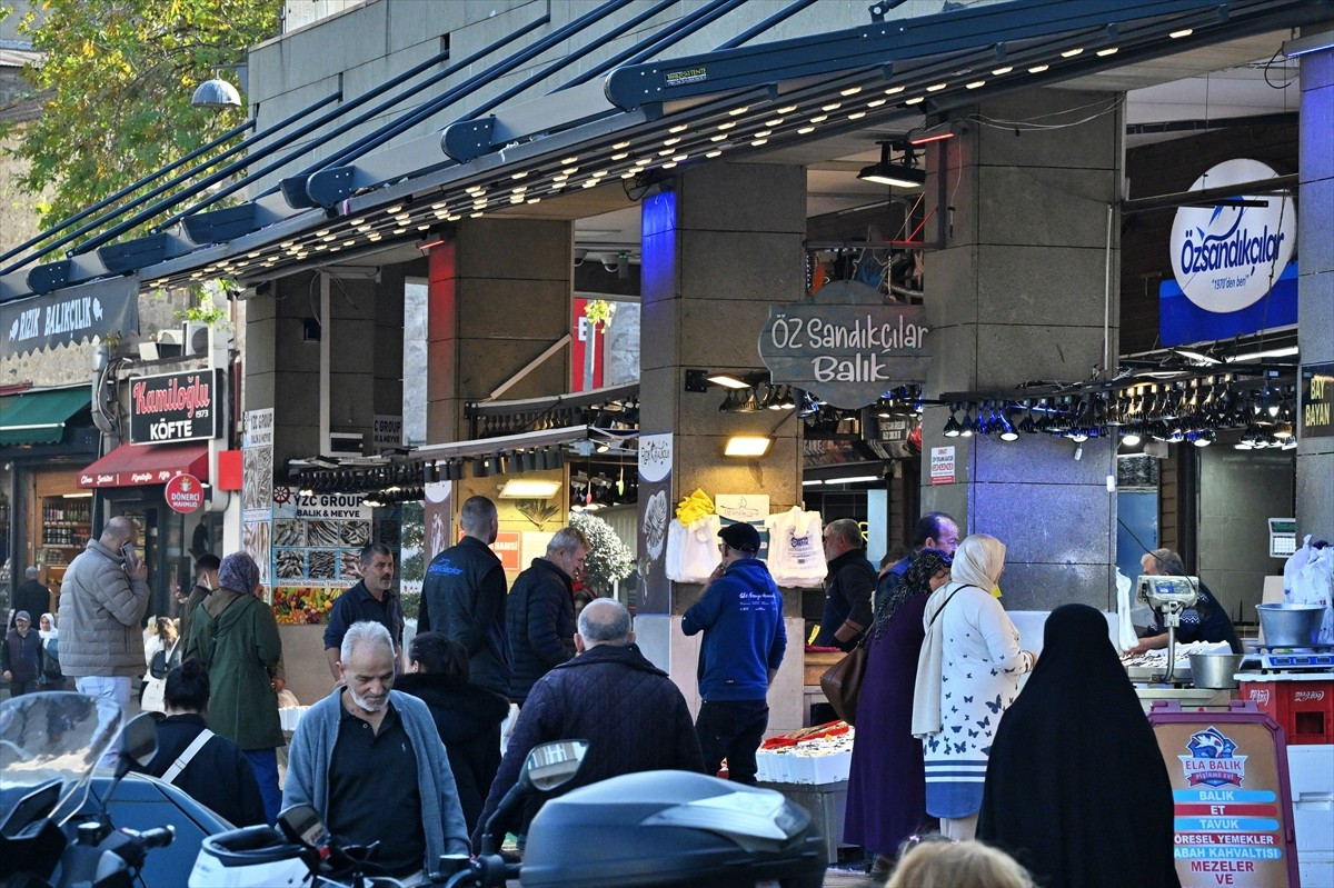 Trabzon'da balıkçı tezgahlarını süsleyen hamsinin kilogramı 50 liradan satışa sunuluyor.