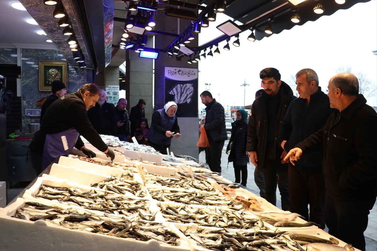 Trabzon'da bol miktarda avlanan balıklar, ramazan ayında da tezgahları süslüyor.