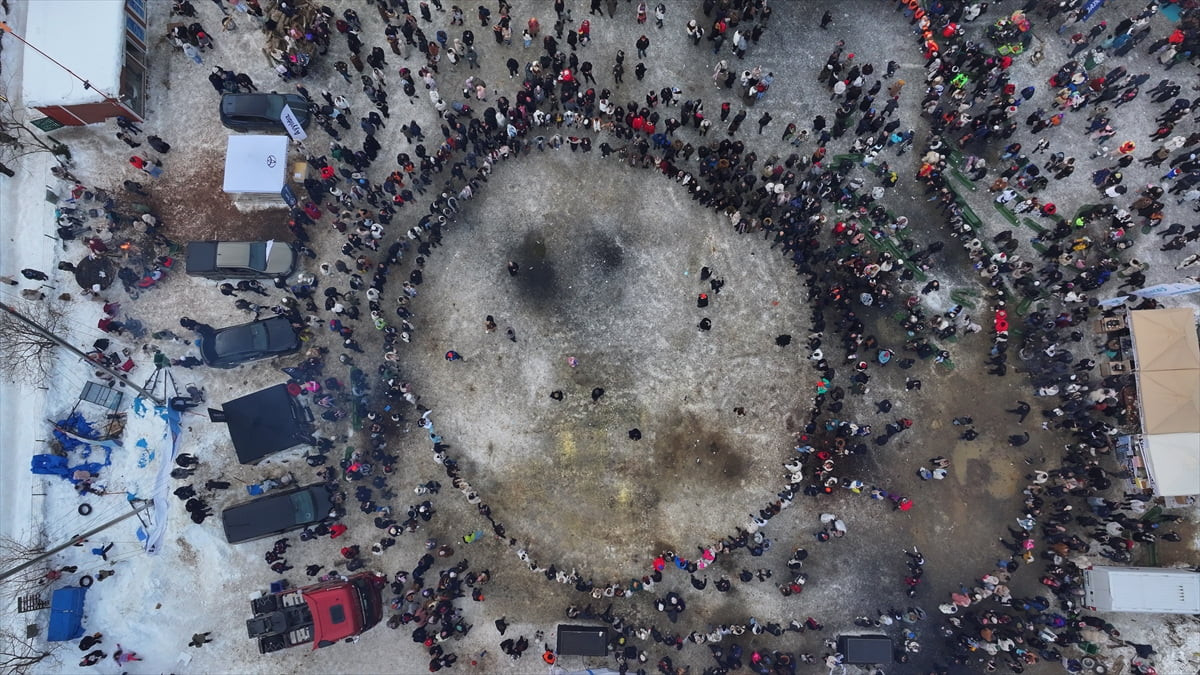 Trabzon'da düzenlenen "Uzungöl Kış Festivali"nin ikinci günü çeşitli etkinliklerle devam etti....