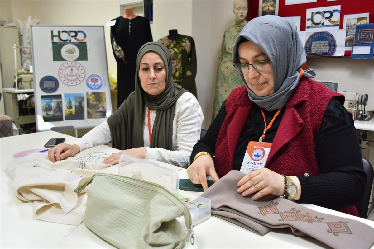 Trabzon'da giyim üretim teknolojileri kursunda eğitim alan kadınlar, eski kumaşları kullanarak...