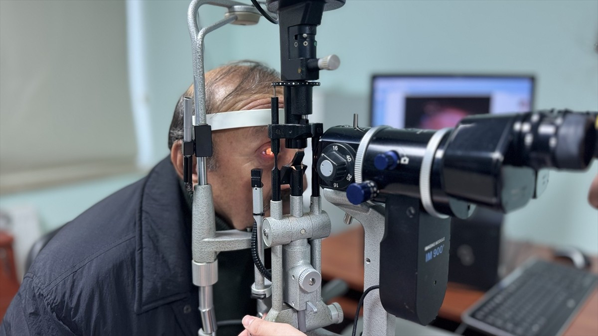 Trabzon'da görme kaybı nedeniyle günlük yaşamı zorlaşan 72 yaşındaki Mustafa Yıldıran, sağ gözüne...