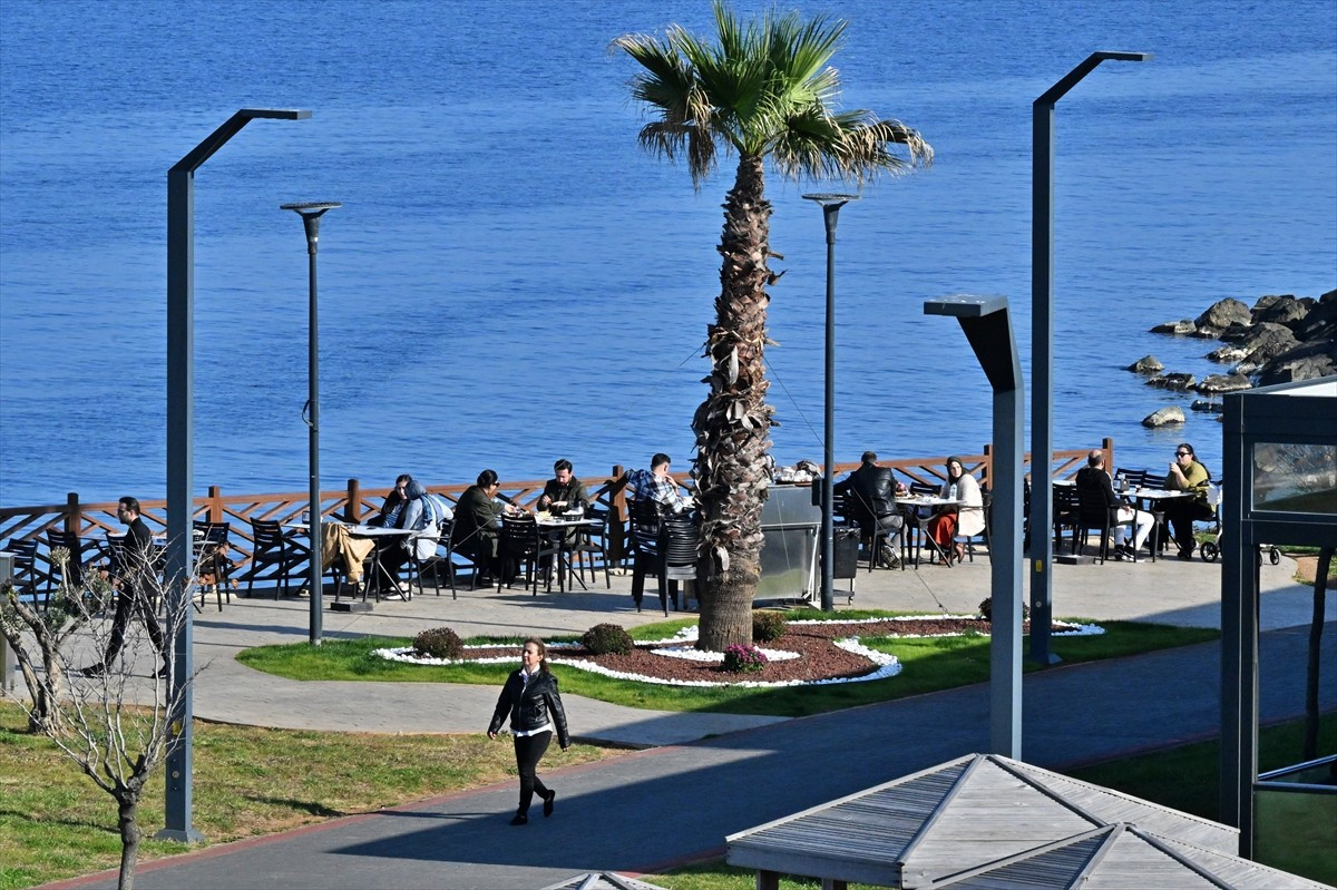 Trabzon'da güneşli havayı değerlendirmek isteyen vatandaşlar sahilde yürüyüş yaptı.