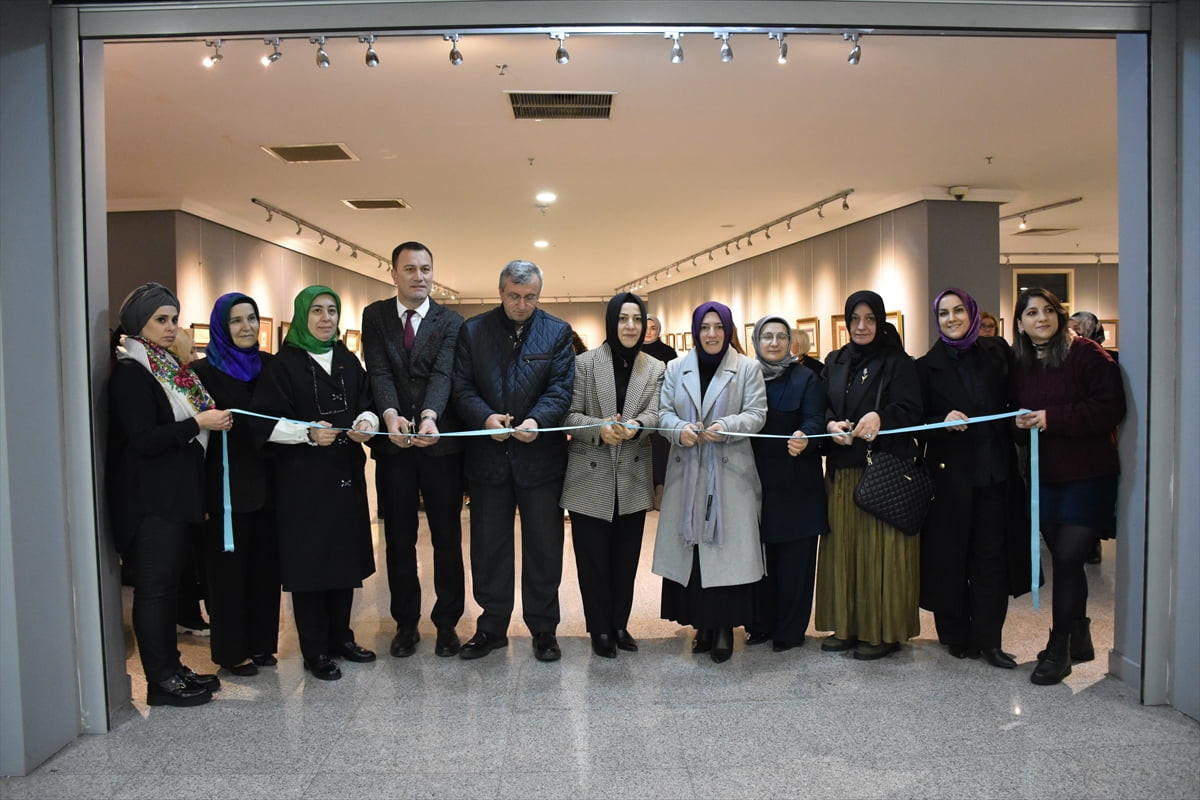 Trabzon'da Hz. Muhammed'in doğumunun hicri 1500. yılı etkinlikleri çerçevesinde "Gül ve Kalem"...