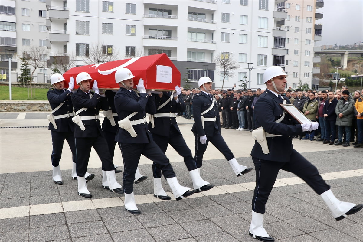 Trabzon'da kalp krizi geçiren polis memuru Sedat Kaban, yaşamını yitirdi. Evli ve üç çocuk babası...