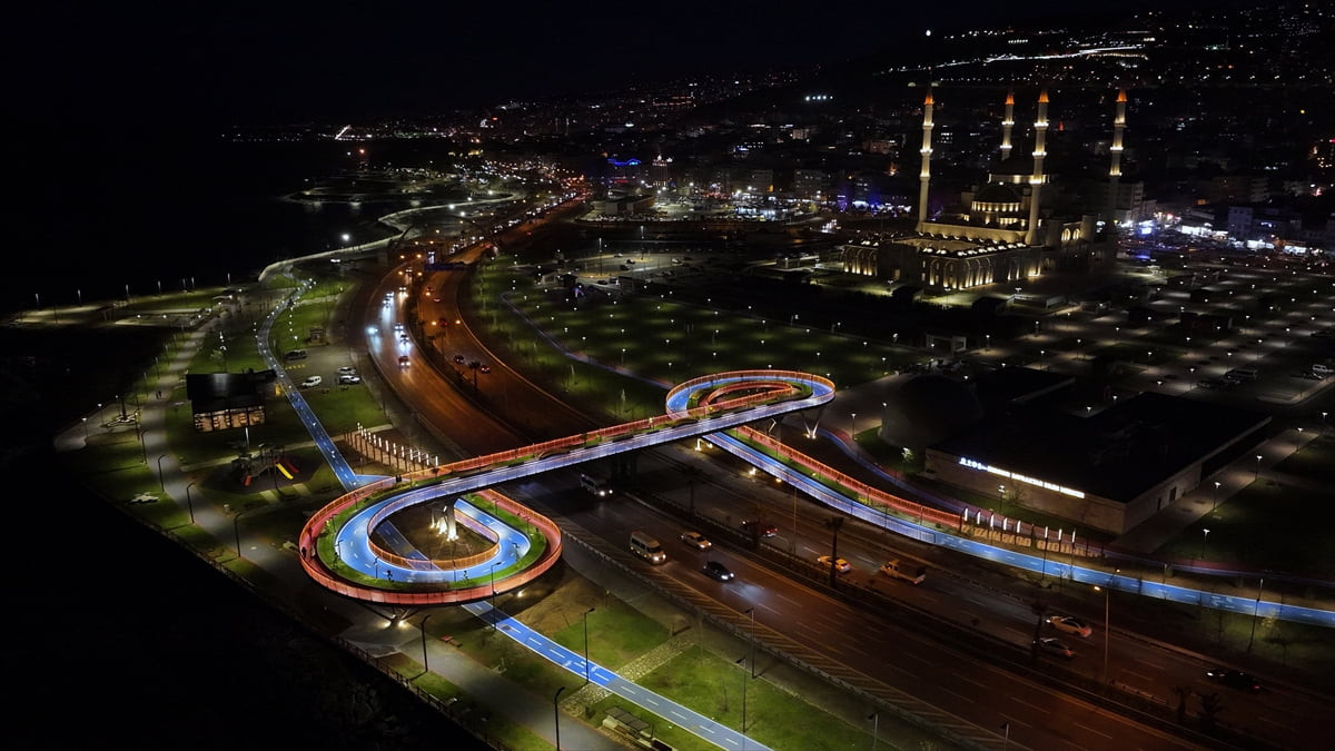 Trabzon'da Karadeniz Sahil Yolu üzerinde inşa edilen çevre dostu ekolojik köprü, yaya ve bisiklet...