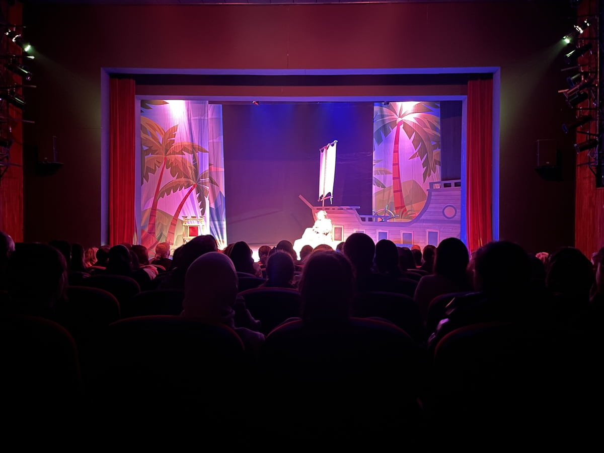 Trabzon'da koruma ve bakım altındaki çocukların sahnelediği tiyatro oyunu, izleyiciyle buluştu....