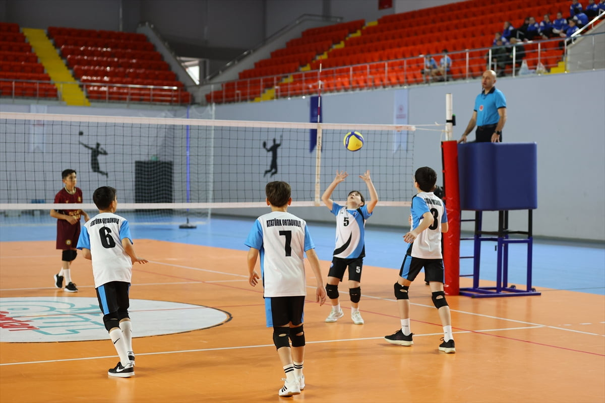 Trabzon'da, okul sporları voleybol küçükler yarı final müsabakaları başladı.