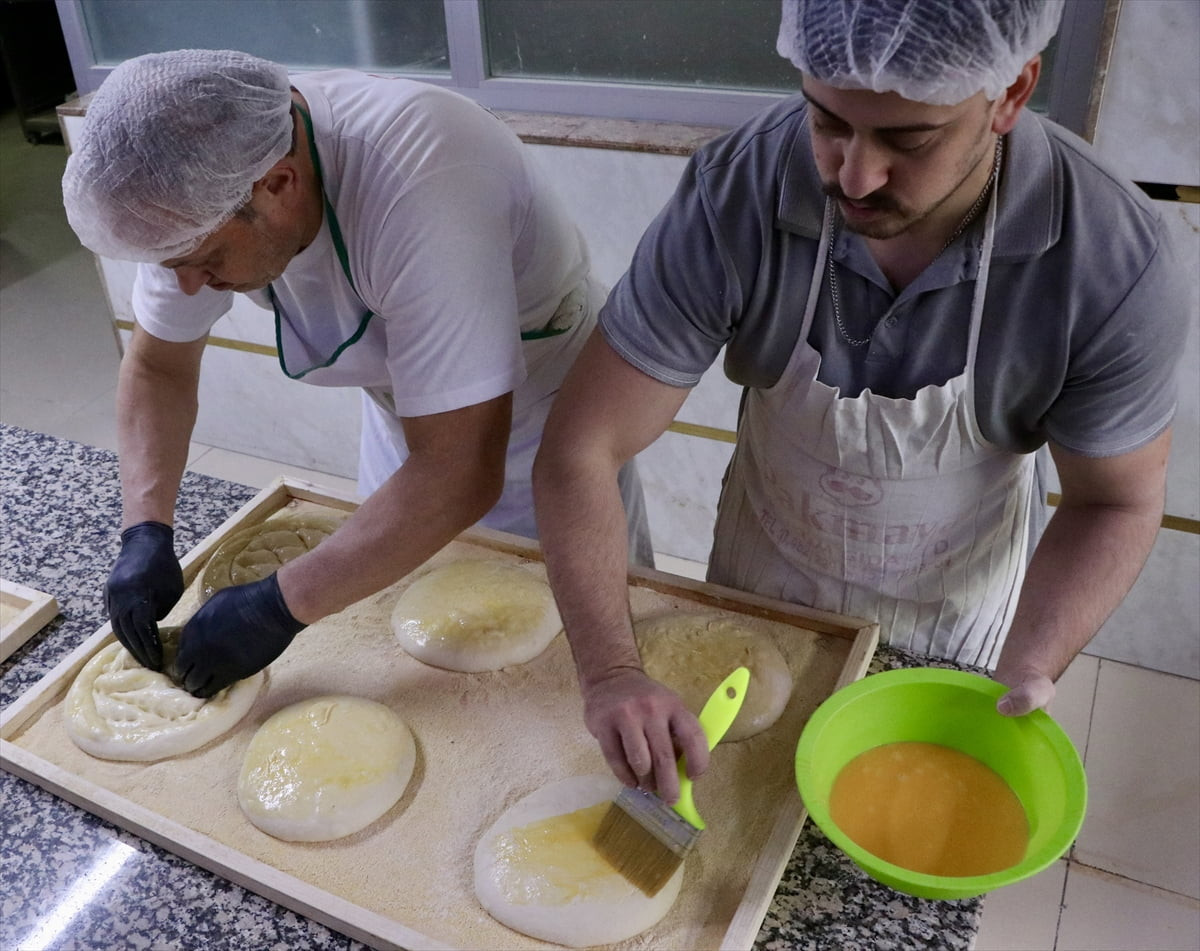 Trabzon'da ramazanın vazgeçilmez lezzetlerinden pide, hamurun ekşi mayayla yoğrulmasından...