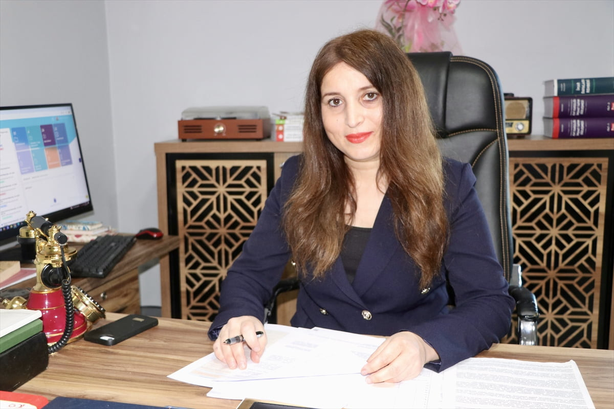 Trabzon'da sürücüsü olduğu araçla seyir halindeyken yolun karşısına geçmeye çalışan ve kendisini...