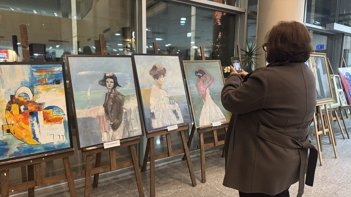 Trabzon'da, Türk ve Gürcü 38 sanatçının eserlerinin yer aldığı "Dostluk" adlı resim sergisinin...