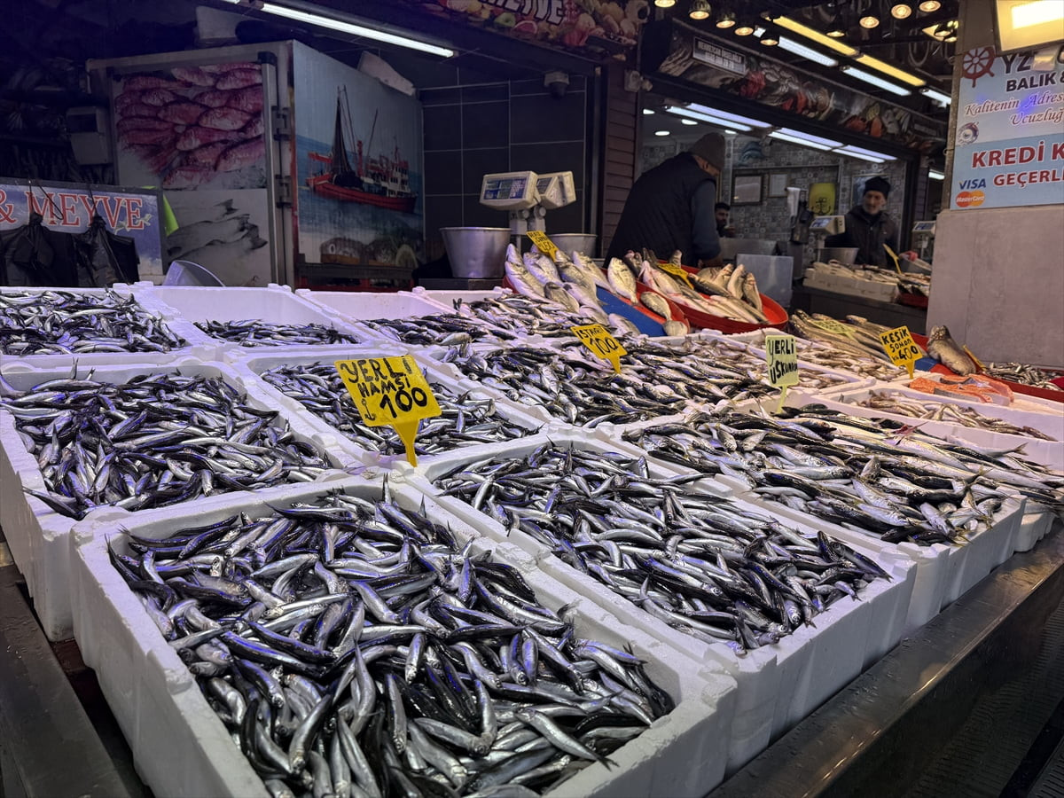 Trabzon'daki balıkçı tezgahlarında hamsi ve istavritin kilogramı 100 liradan satışa...