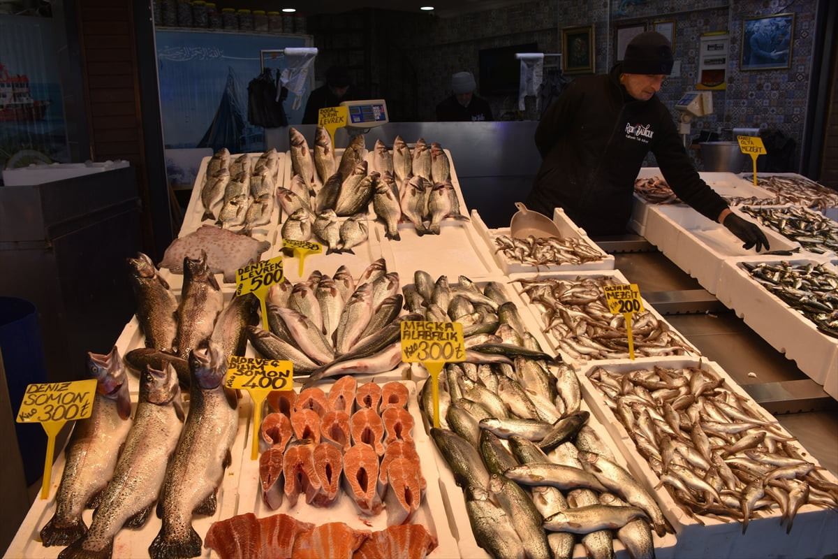 Trabzon'daki balıkçı tezgahlarında istavrit ve mezgitin kilogramı 100 ila 250 liradan satılıyor....