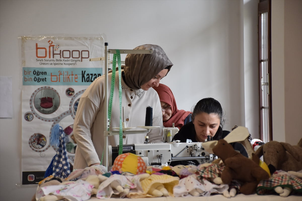 Trabzon'daki tekstil atölyelerinden temin edilen atık kumaşlardan bebek ve hayvan figürleri üreten...