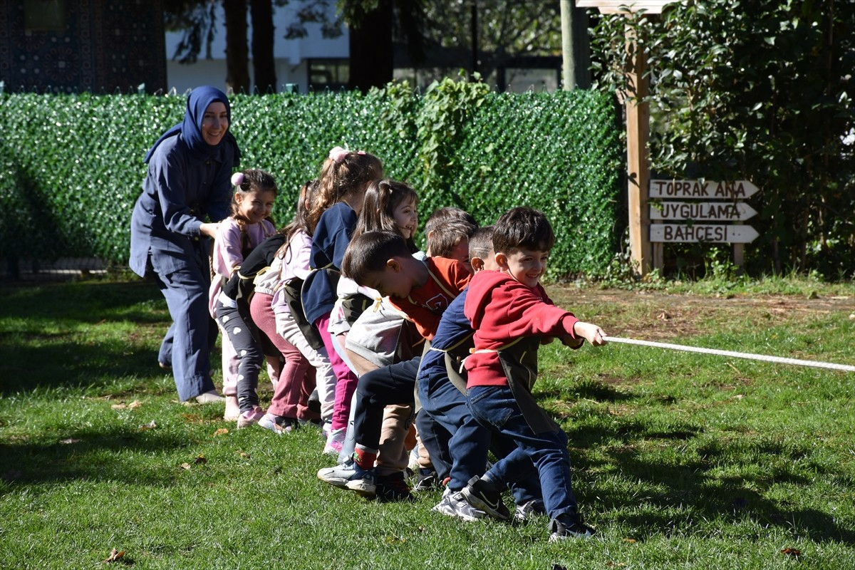Trabzon'un Akçaabat ilçesinde hizmet veren Toprak Ana Köy Yaşam Merkezi, farklı yaş gruplarından...