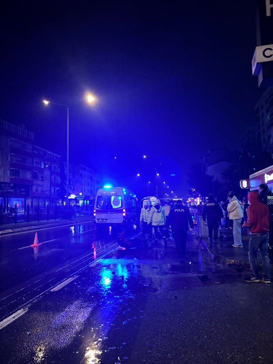 Trabzon'un Akçaabat ilçesinde kırmızı ışıkta bekleyen motosikletin sürücüsü, otomobilin çarpması...