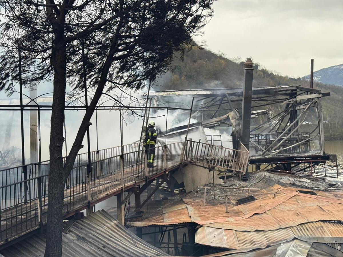 Trabzon'un Akçaabat ilçesinde Sera Gölü'ndeki bir restoranda çıkan yangında maddi hasar oluştu....