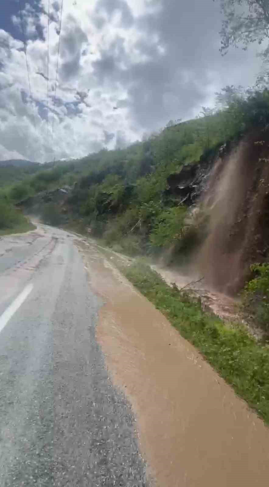 TRABZON'UN ARAKLI İLÇESİ KARADERE MEVKİİNDE YOĞUN YAĞMUR YAĞIŞI SONRASI DERELERİN TAŞMASI...