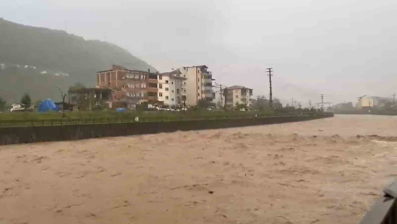 TRABZON'UN ARAKLI İLÇESİNDE ETKİLİ OLAN ŞİDDETLİ YAĞIŞLAR SEL VE SU BASKINLARINA NEDEN OLDU....