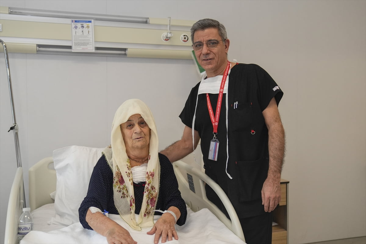 Trabzon'un Araklı ilçesinde yaşayan 78 yaşındaki Fatma Sağır, 30 yıl boyunca ameliyat korkusu...