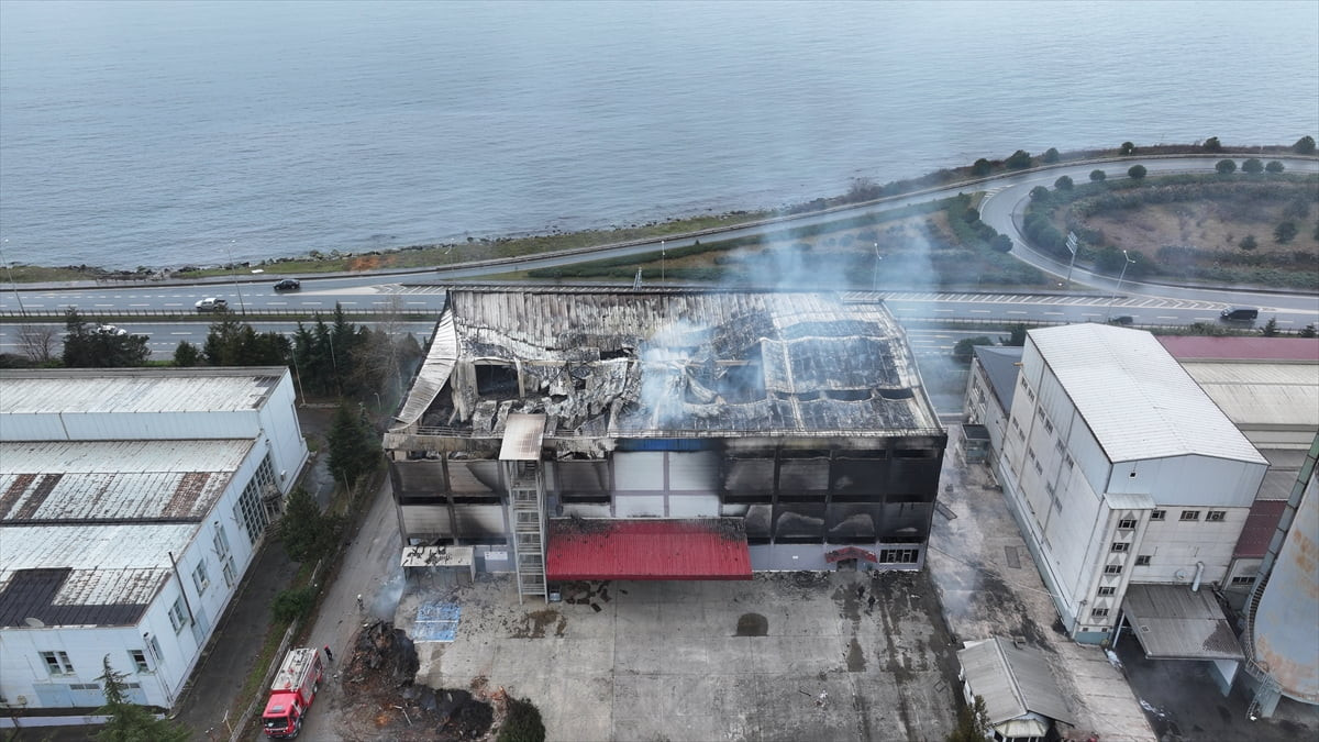 Trabzon'un Arsin ilçesinde dün fındık fabrikasının deposunda çıkan yangın söndürüldü.