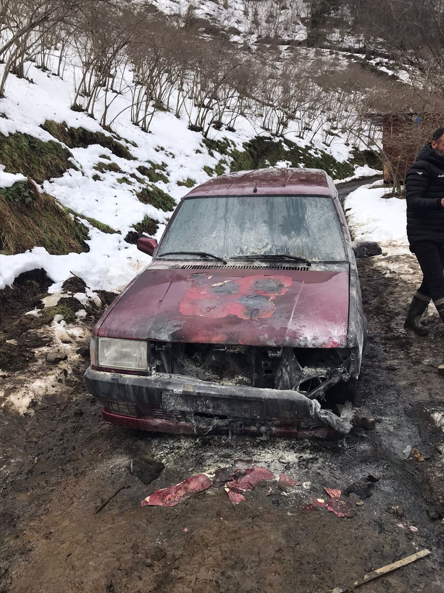 Trabzon'un Çarşıbaşı ilçesinde seyir halindeki otomobilde çıkan yangında maddi hasar oluştu...