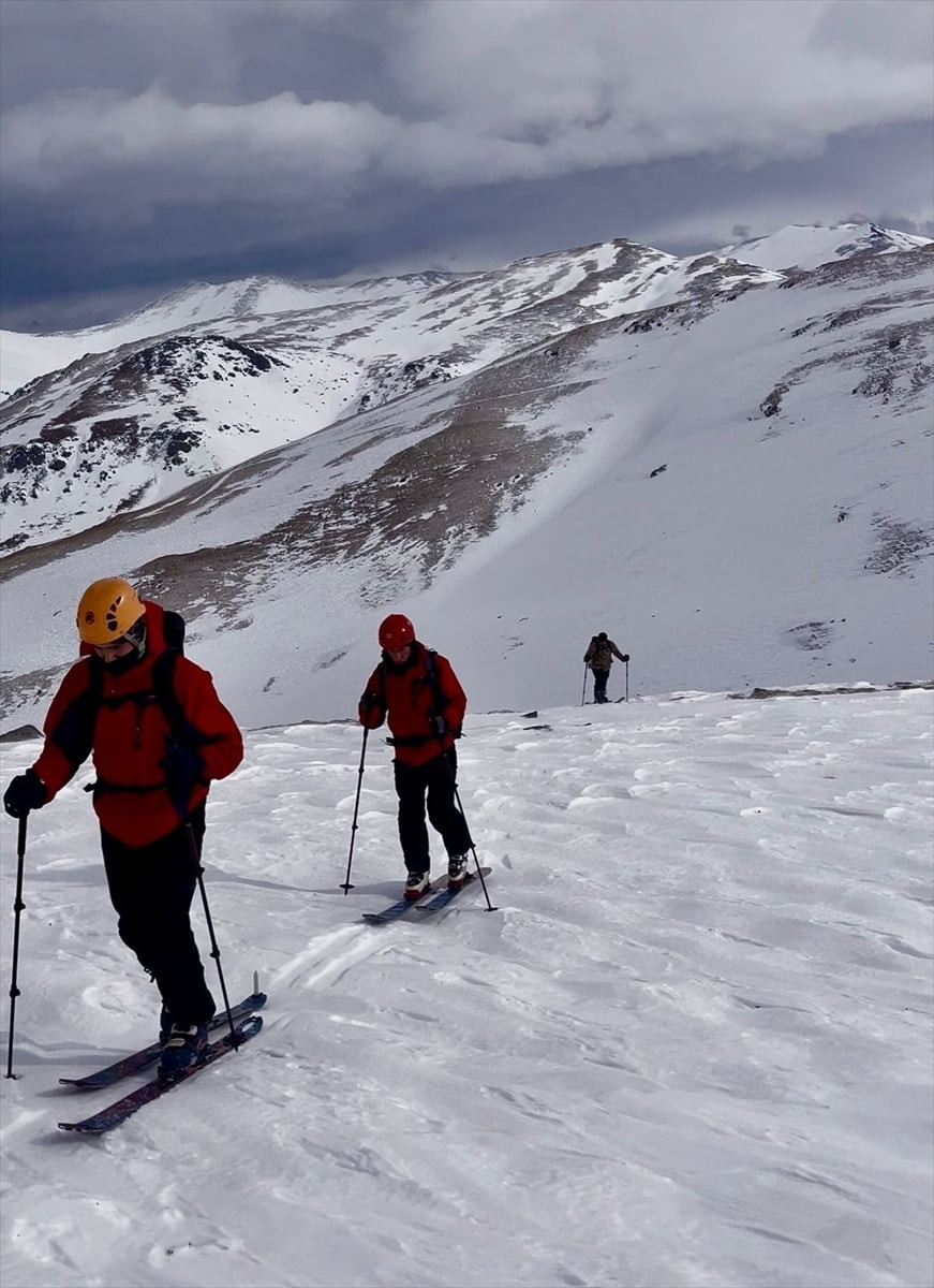 Trabzon'un Hayrat ilçesindeki Mesoraş Yaylası'nın zirvesine bu yıl ilk kez tırmanan 50 kişilik...