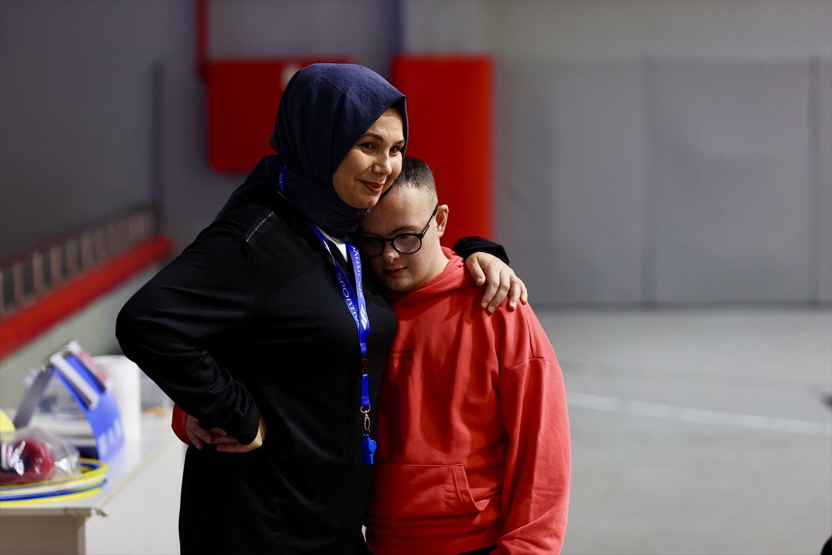 Trabzon'un Maçka ilçesinde yaşayan down sendromlu Emre Akman, haftanın beş günü wushu, voleybol ve...