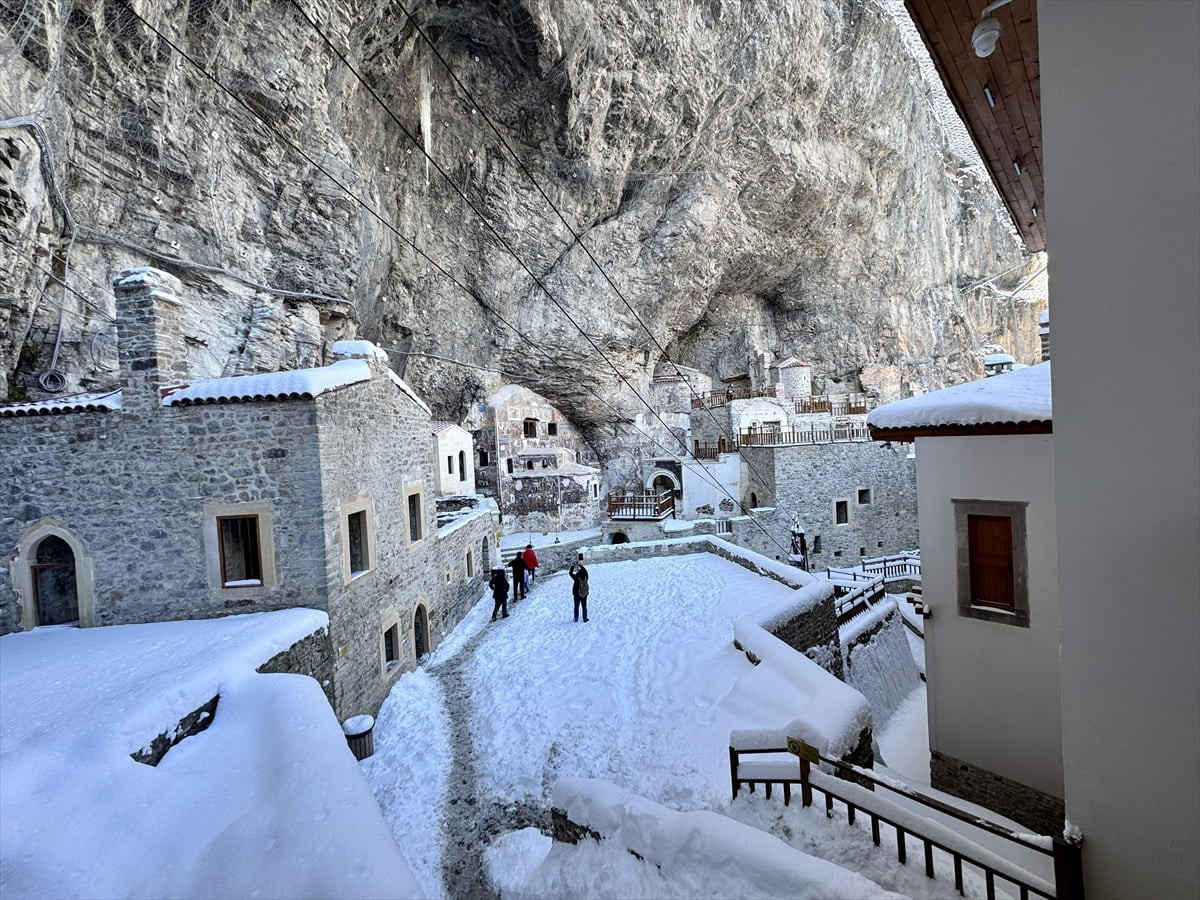 Trabzon'un Maçka ilçesindeki dünyaca ünlü Sümela Manastırı, son günlerde etkisini gösteren kar...