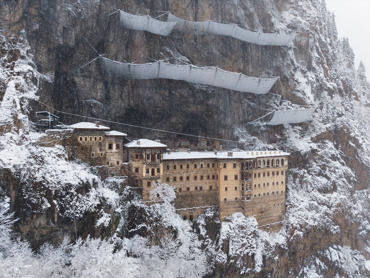  Trabzon'un Maçka ilçesindeki dünyaca ünlü Sümela Manastırı ve güzergahındaki Altındere Vadisi...