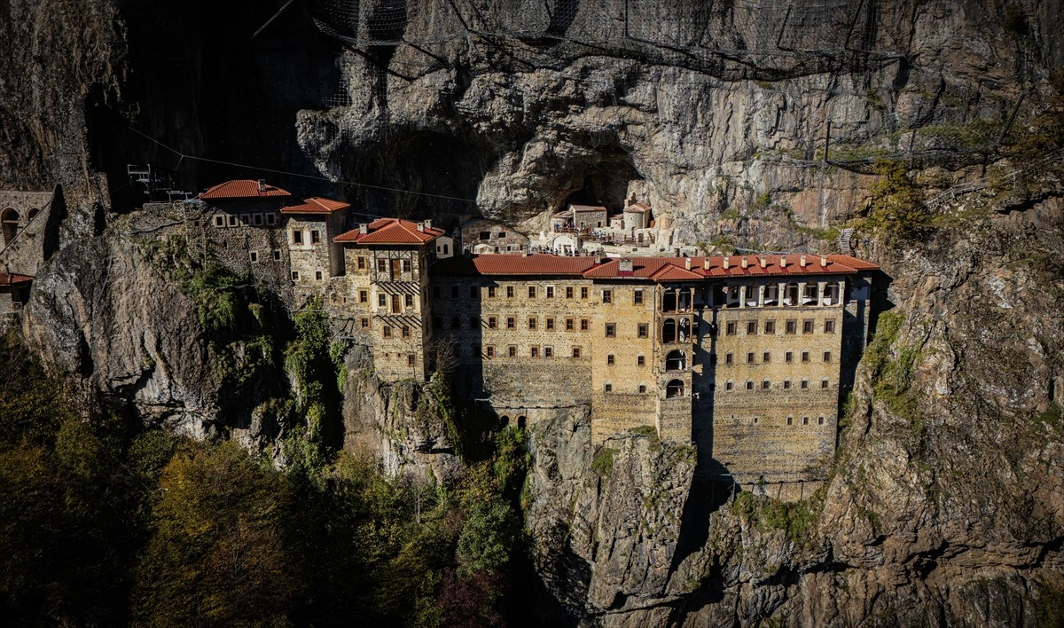 Trabzon'un Maçka ilçesindeki tarihi Sümela Manastırı sonbaharın tonlarına büründü. Tarihi dokusu...