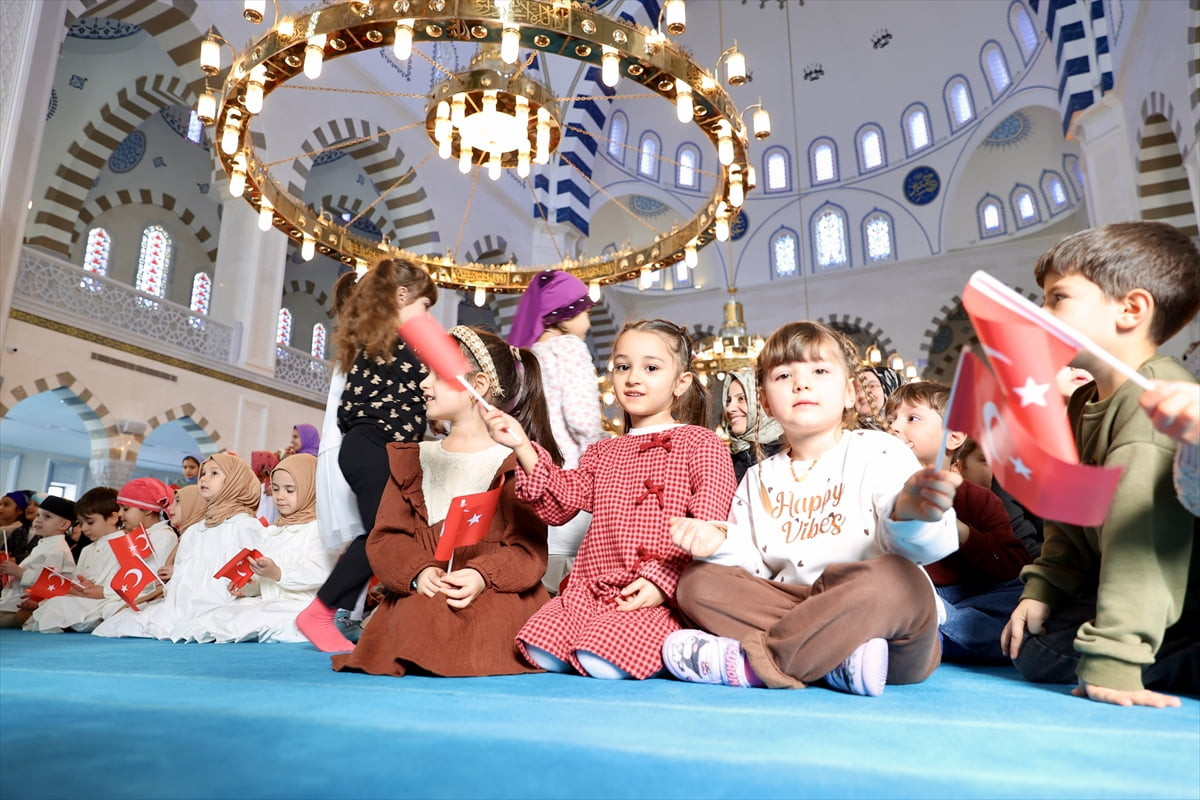 Trabzon'un Ortahisar ilçesinde 4-12 yaş arasındaki 1850 çocuğun katılımıyla "tekne orucu"...