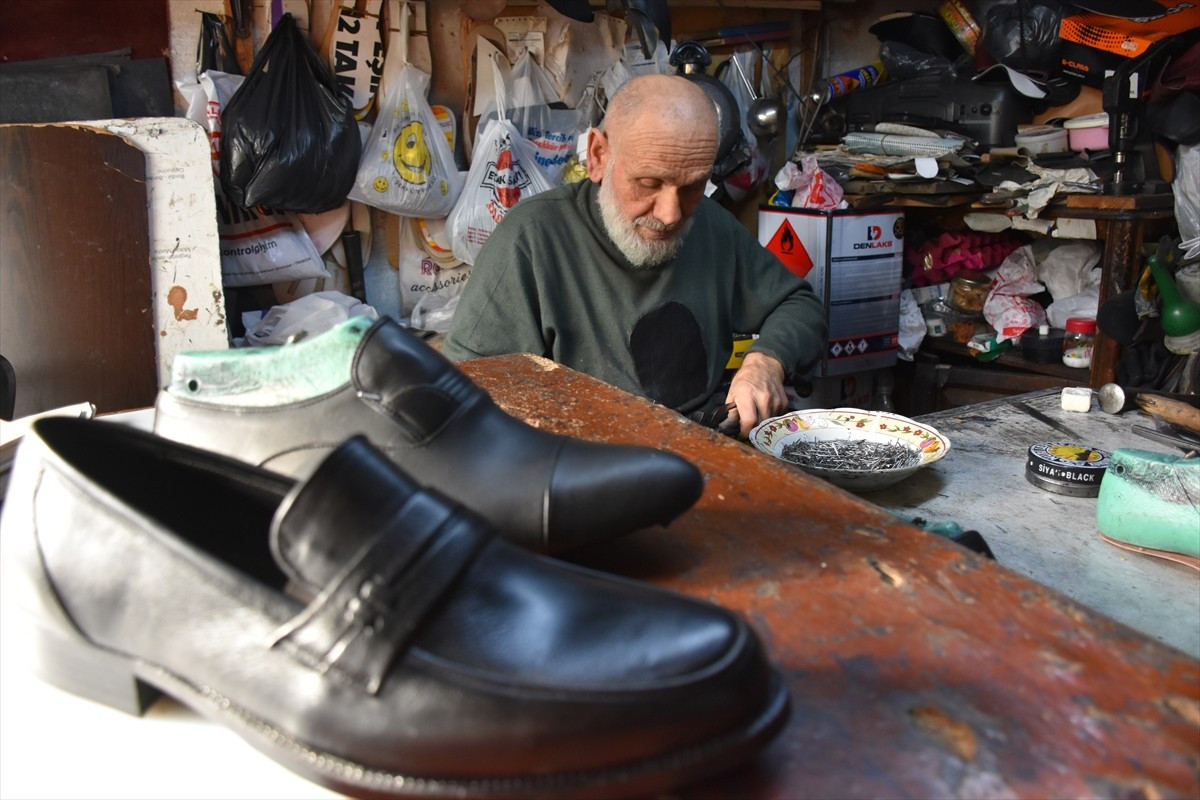 Trabzon'un Ortahisar ilçesinde 72 yaşındaki ayakkabı ustası Mustafa Sandıkçı, 60 yıldır el yapımı...