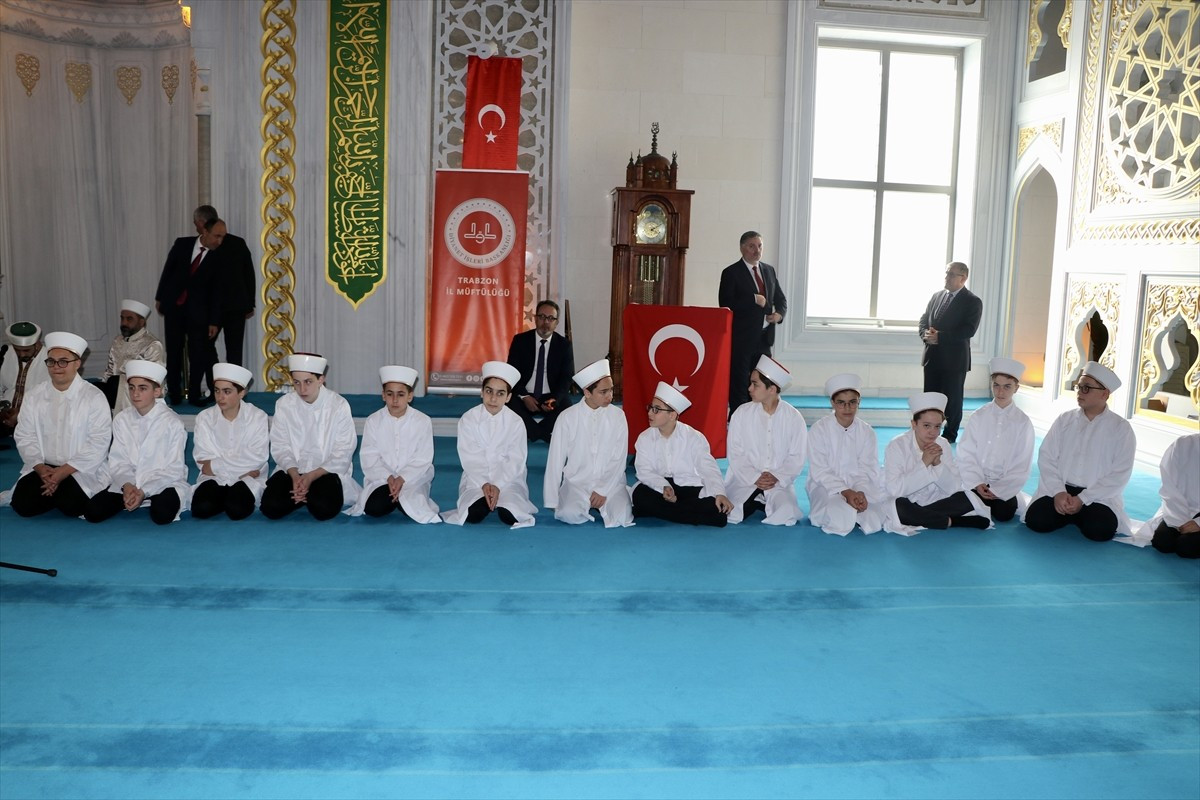 Trabzon'un Ortahisar ilçesinde hafızlığını tamamlayan 70 öğrenci için icazet töreni...