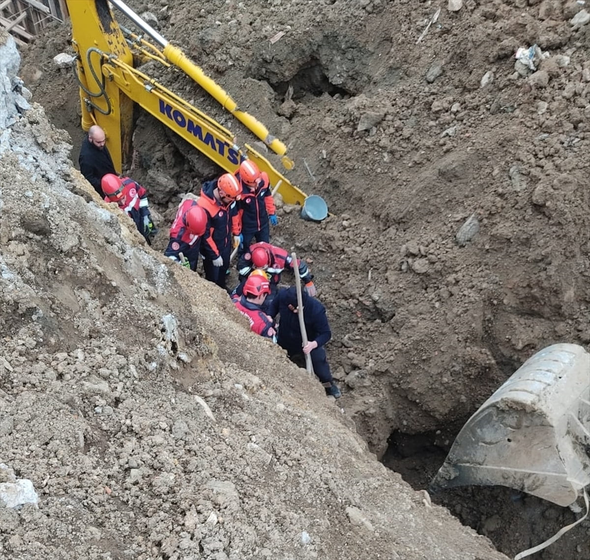  Trabzon'un Ortahisar ilçesinde inşaat sahasında meydana gelen göçüğün altında kalan iş makinesi...