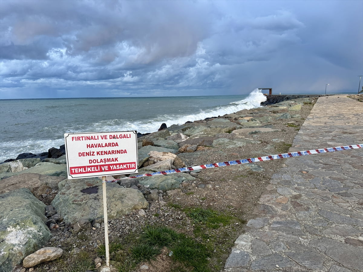 Trabzon'un Ortahisar ilçesinde kuvvetli rüzgar etkili oldu. Kentte sabah saatlerinde başlayan...
