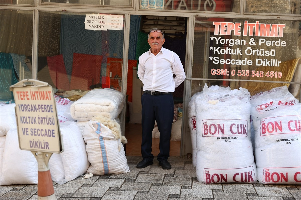 Trabzon'un Ortahisar ilçesinde yaşayan yorgancı Mehmet Duğdi, 60 yıldır hiç değiştirmediği iş...