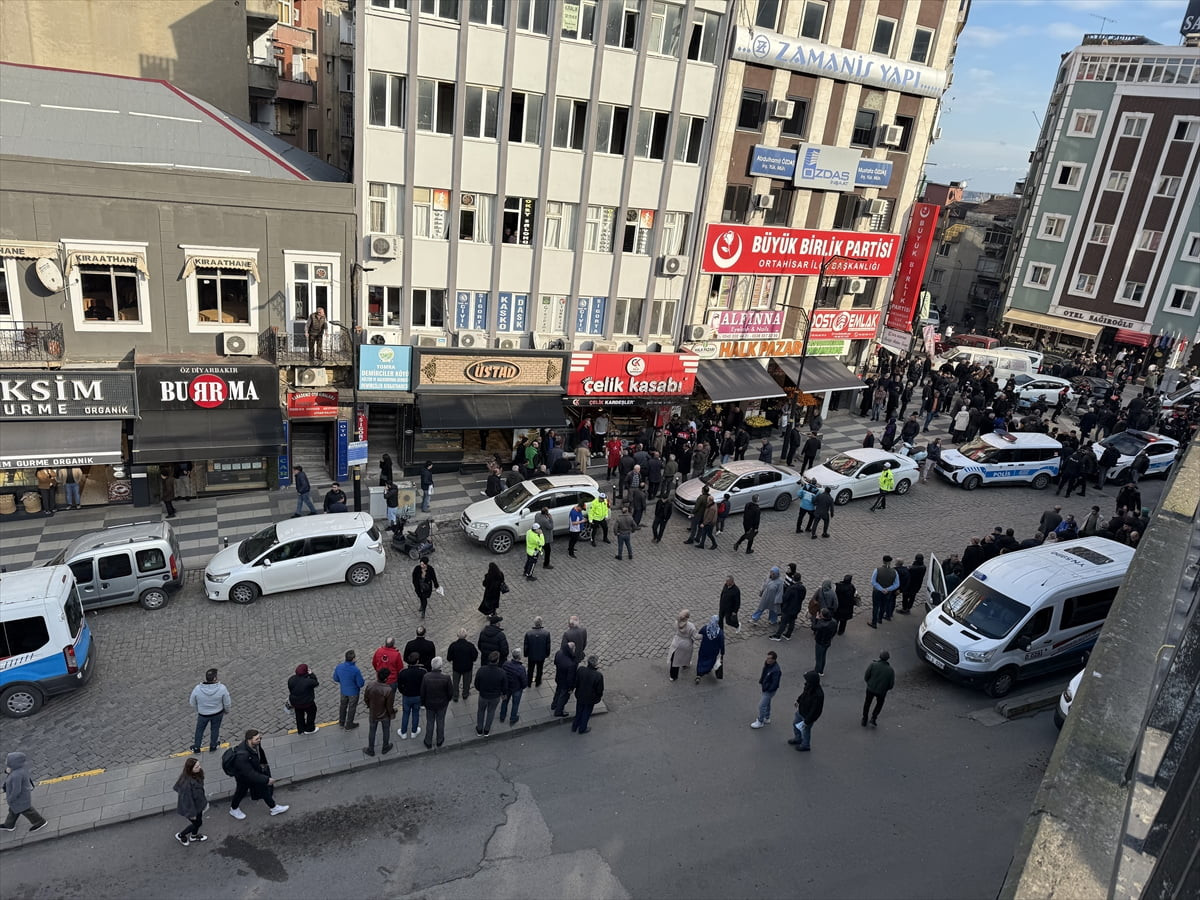 Trabzon'un Ortahisar ilçesindeki bıçaklı kavgada yaralanan 1'i ağır 8 kişi tedavi altına alındı....
