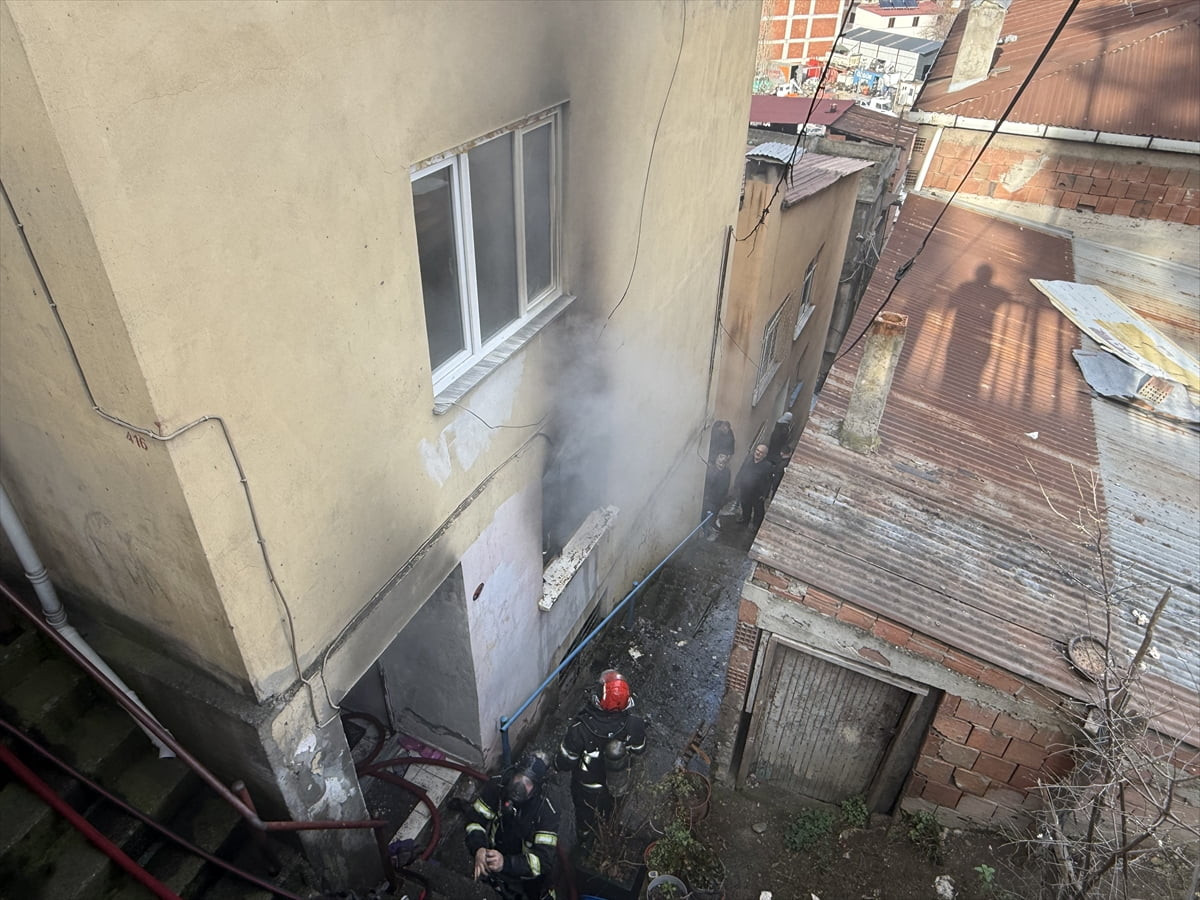 Trabzon'un Ortahisar ilçesindeki bir evde çıkan yangında dumandan etkilenen 3 kişi hastaneye...