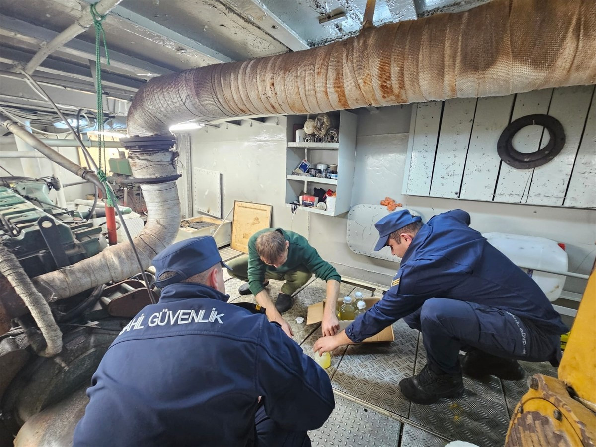Trabzon'un Sürmene ilçesi açıklarında bir teknede, 7 bin 99 litre kaçak akaryakıt ele...