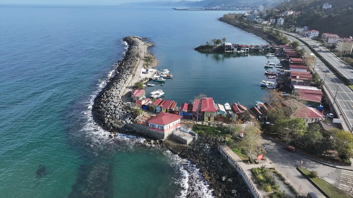 Trabzon'un Sürmene ilçesinde çekimleri yapılan "Taşacak Bu Deniz" dizisinin yayına girmesinin...