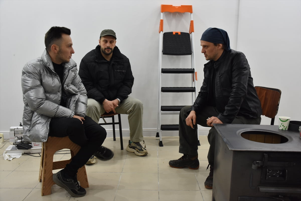 Trabzon'un Vakfıkebir ilçesinde esnaf Yasin Çağlar Eyüboğlu'nun (solda), yazıp yönettiği dizinin...