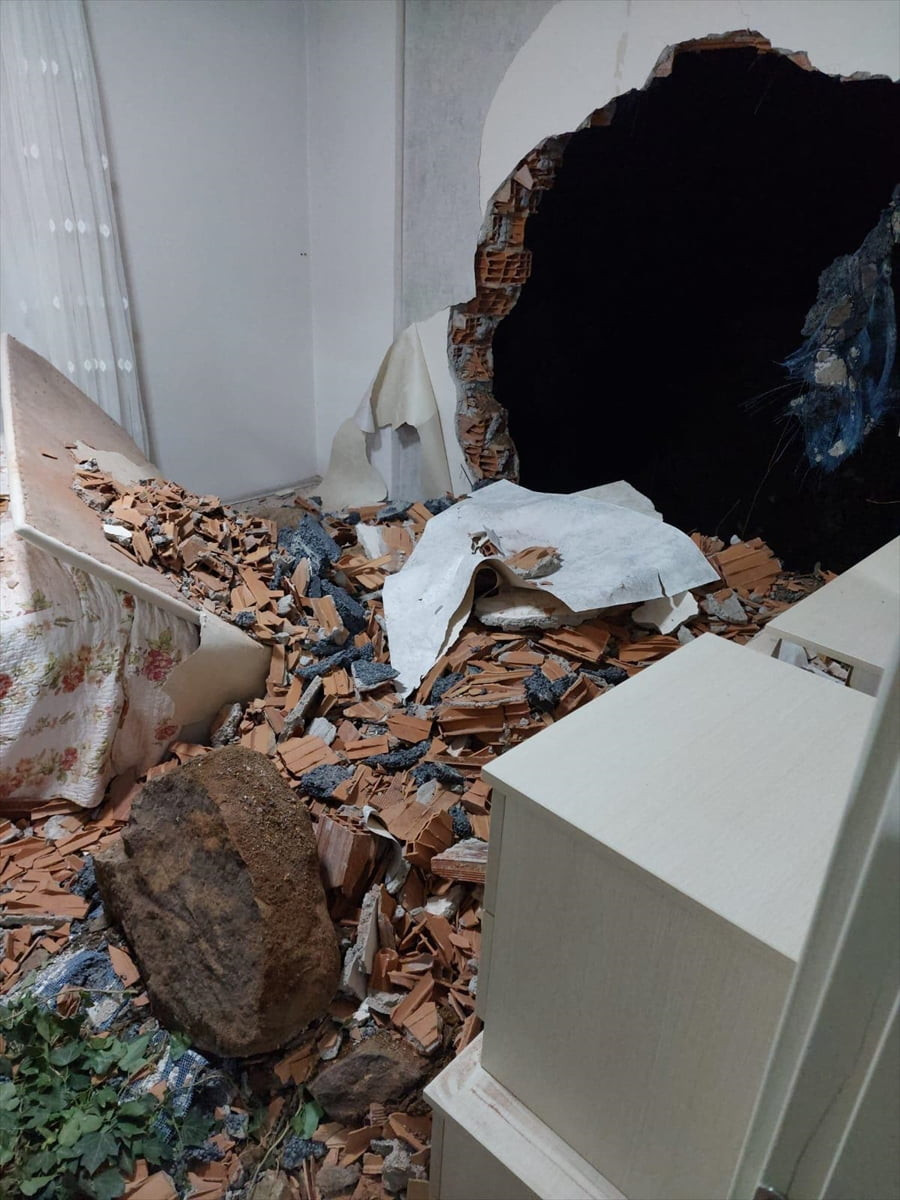 Trabzon'un Vakfıkebir ilçesinde meydana gelen toprak kayması nedeniyle 6 katlı bina tahliye...