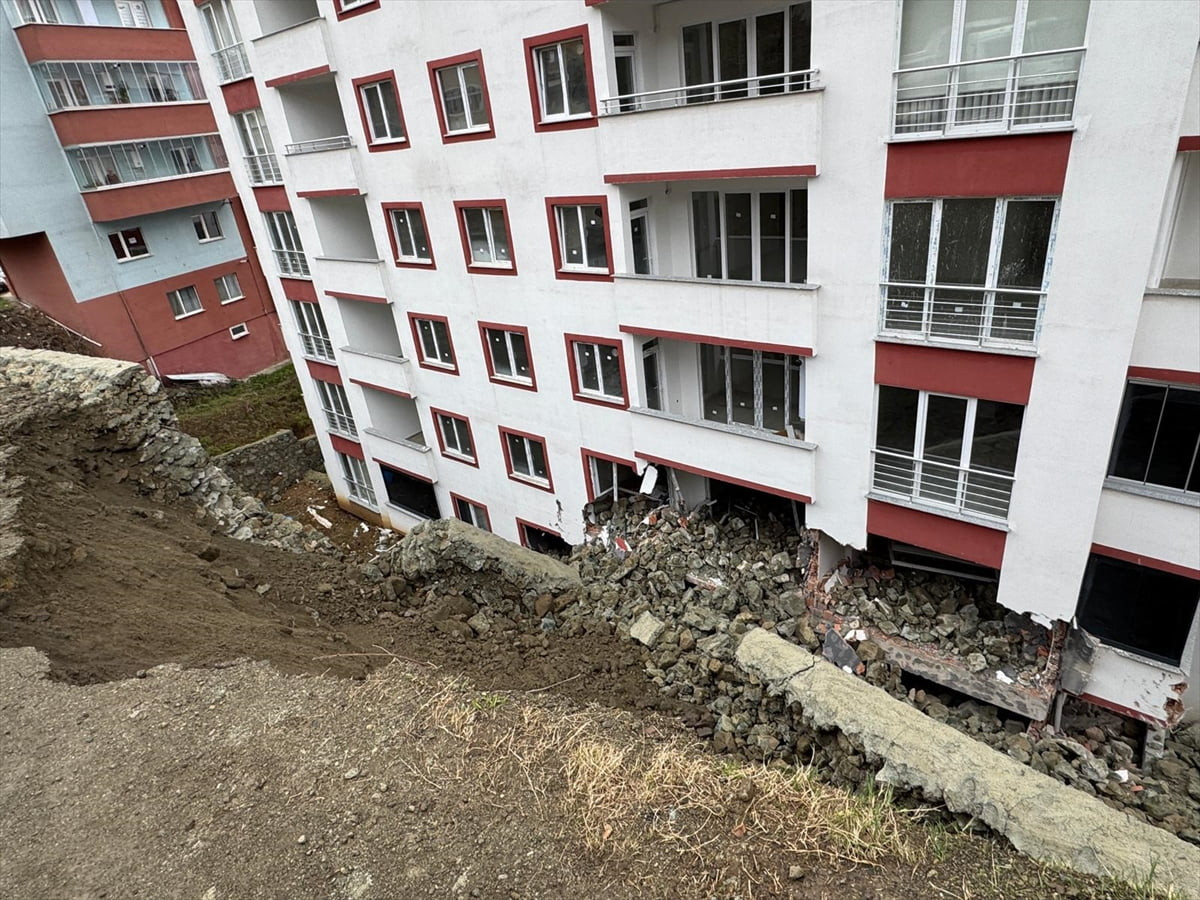 Trabzon'un Yomra ilçesinde istinat duvarının çökmesi sonucu bir bina zarar gördü.